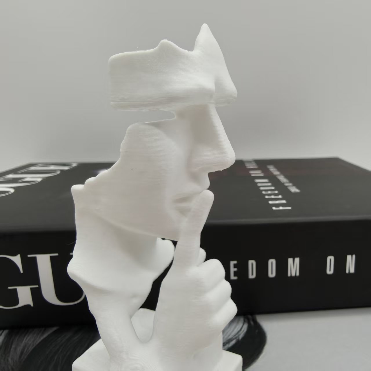 Desk Setup Design - Statua del pensatore, silenzio è statua